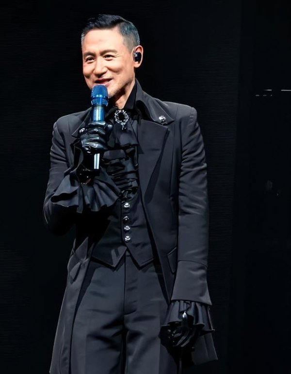 易倍策略 六十岁天王破音风波！演唱会频取消惹争议，他真为钱拼命？